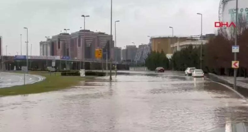 Bakırköy’de su borusu patladı: Yol trafiğe kapatıldı!