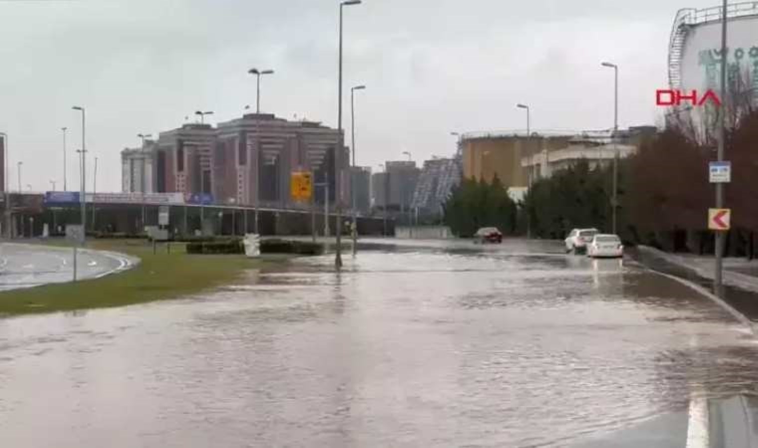 Bakırköy’de su borusu patladı: Yol trafiğe kapatıldı!