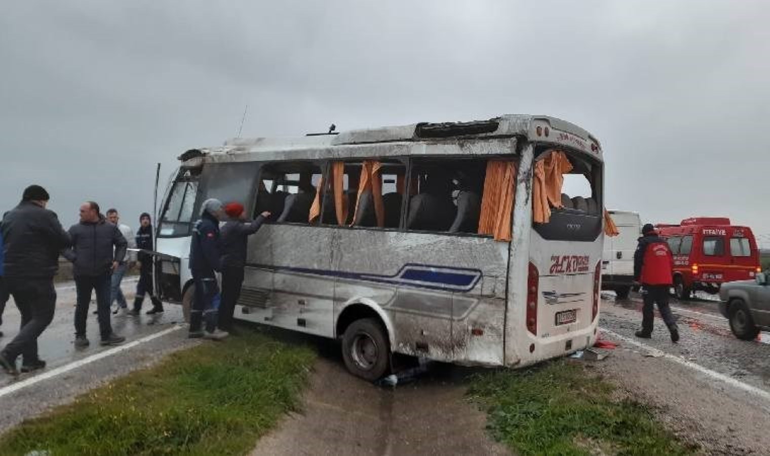 Balıkesir’de işçi servisi yoldan çıkıp devrildi: Çok sayıda yaralı var!