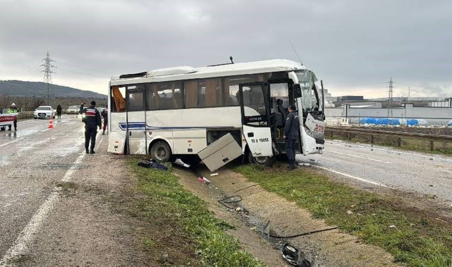 Balıkesir’de işçi servisi yoldan çıkıp refüje çarptı: Yaralılar var!