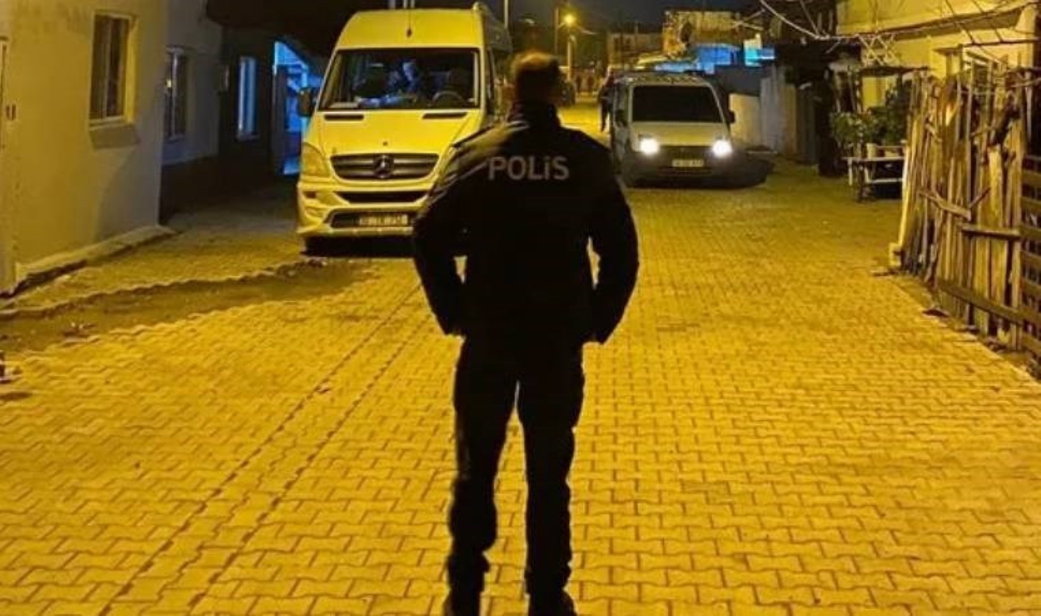 Balıkesir’de şafak operasyonu! Çok sayıda tabanca ele geçirildi