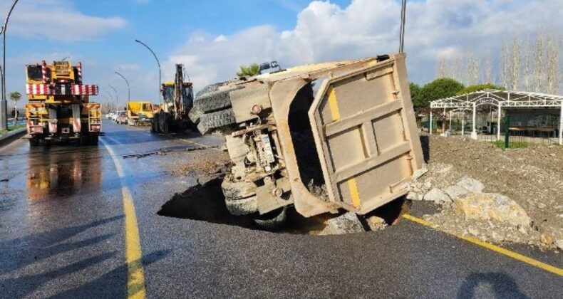 Balıkesir’de yol yarıldı, kamyon içine düştü!