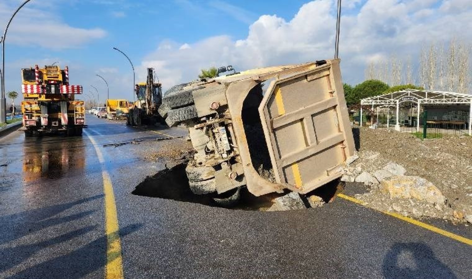 Balıkesir’de yol yarıldı, kamyon içine düştü!