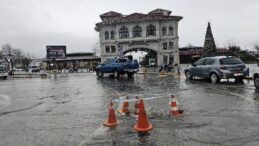 Bandırma’da kuvvetli yağış hayatı felç etti: Yollar göle döndü, rögarlar patladı!