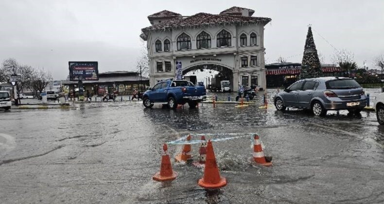 Bandırma’da kuvvetli yağış hayatı felç etti: Yollar göle döndü, rögarlar patladı!