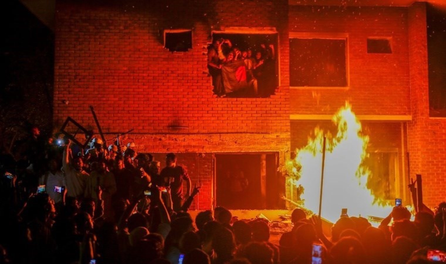 Bangladeş’in kurucu lideri Rahman’ın evi kundaklandı