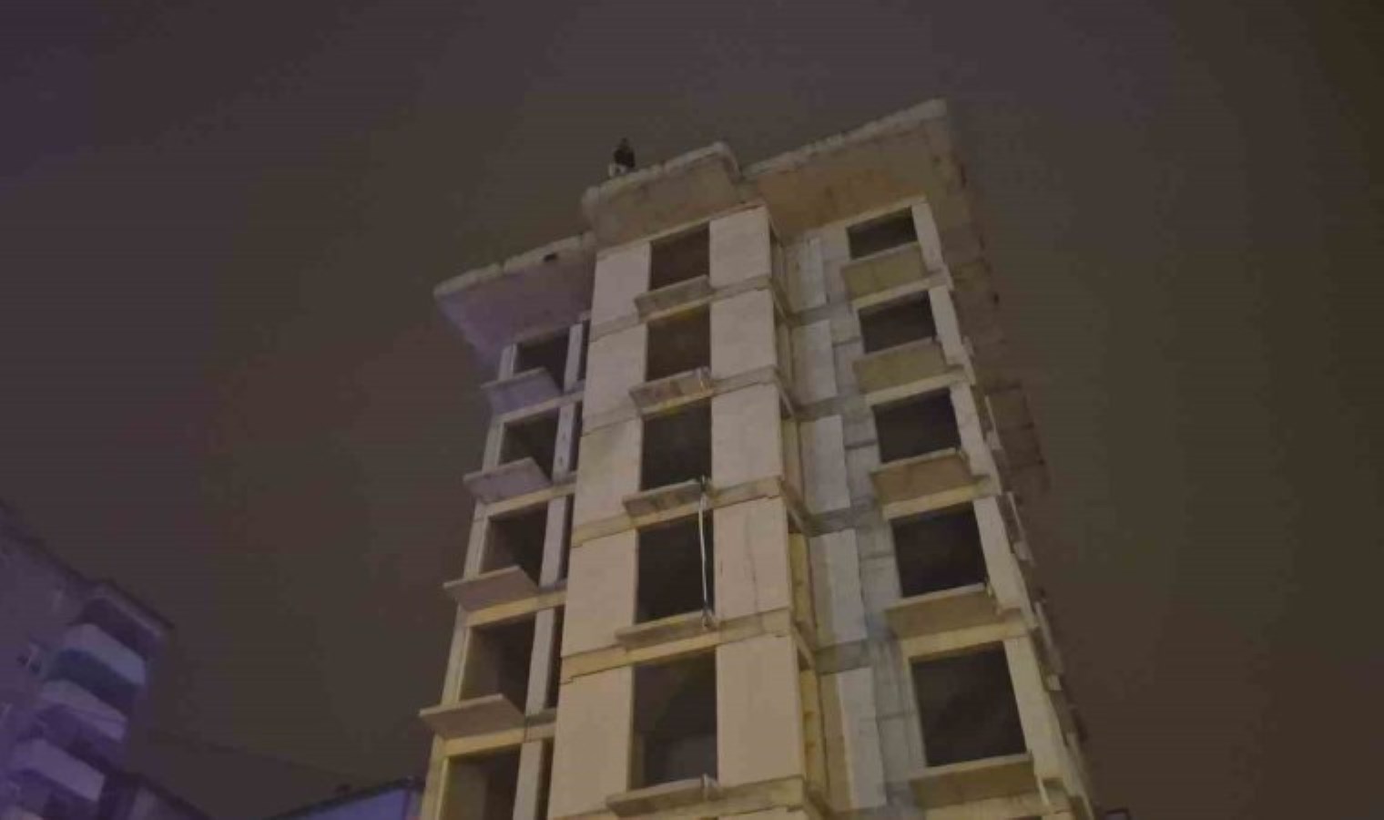 Bartın Emniyet Müdürlüğü binası önünde hareketli anlar… Babasıyla tartıştı, 8. kattan atlamaya kalkıştı!