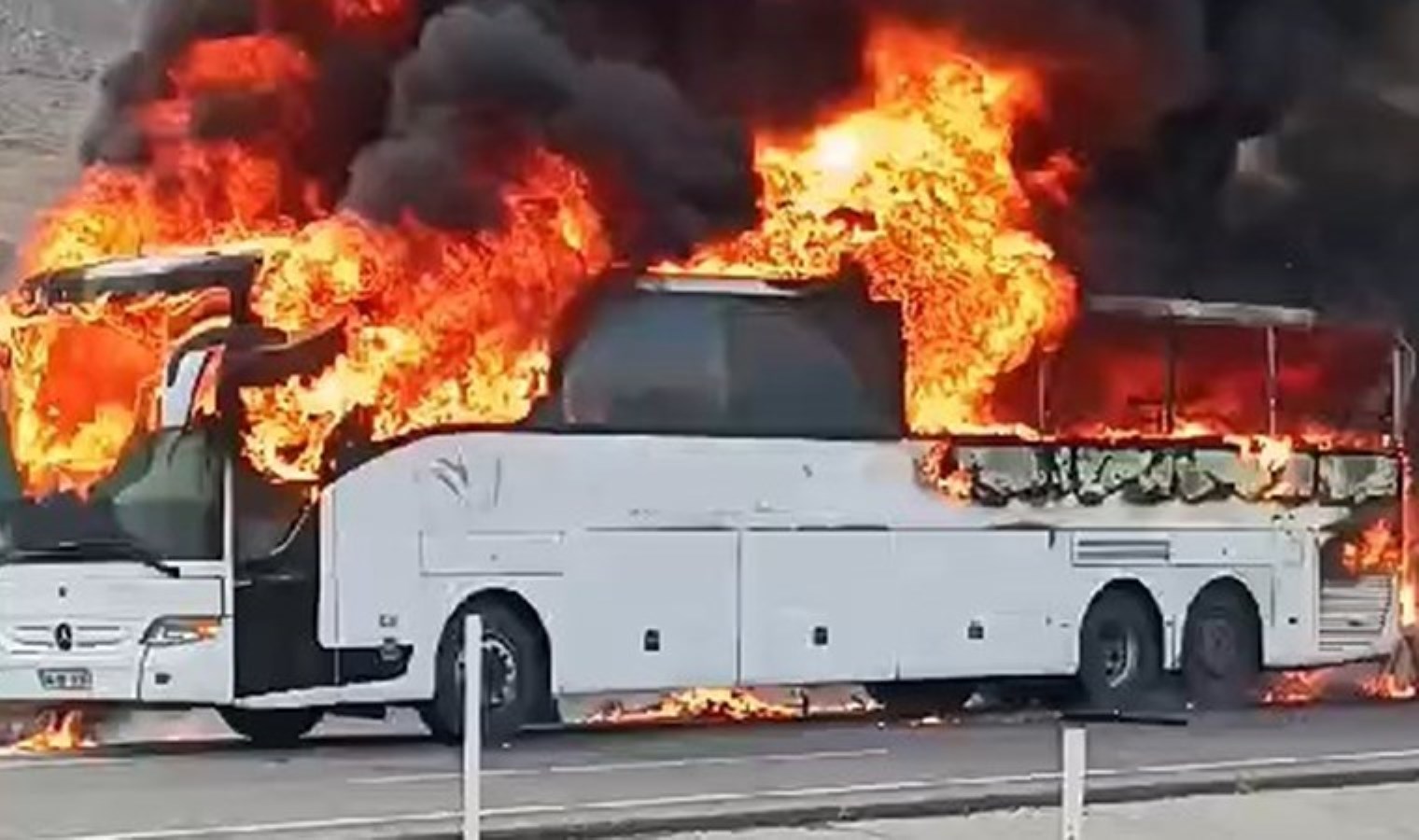 Batman’da panik anları! Yolcu otobüsü alev alev yandı: Yolcular tahliye edildi
