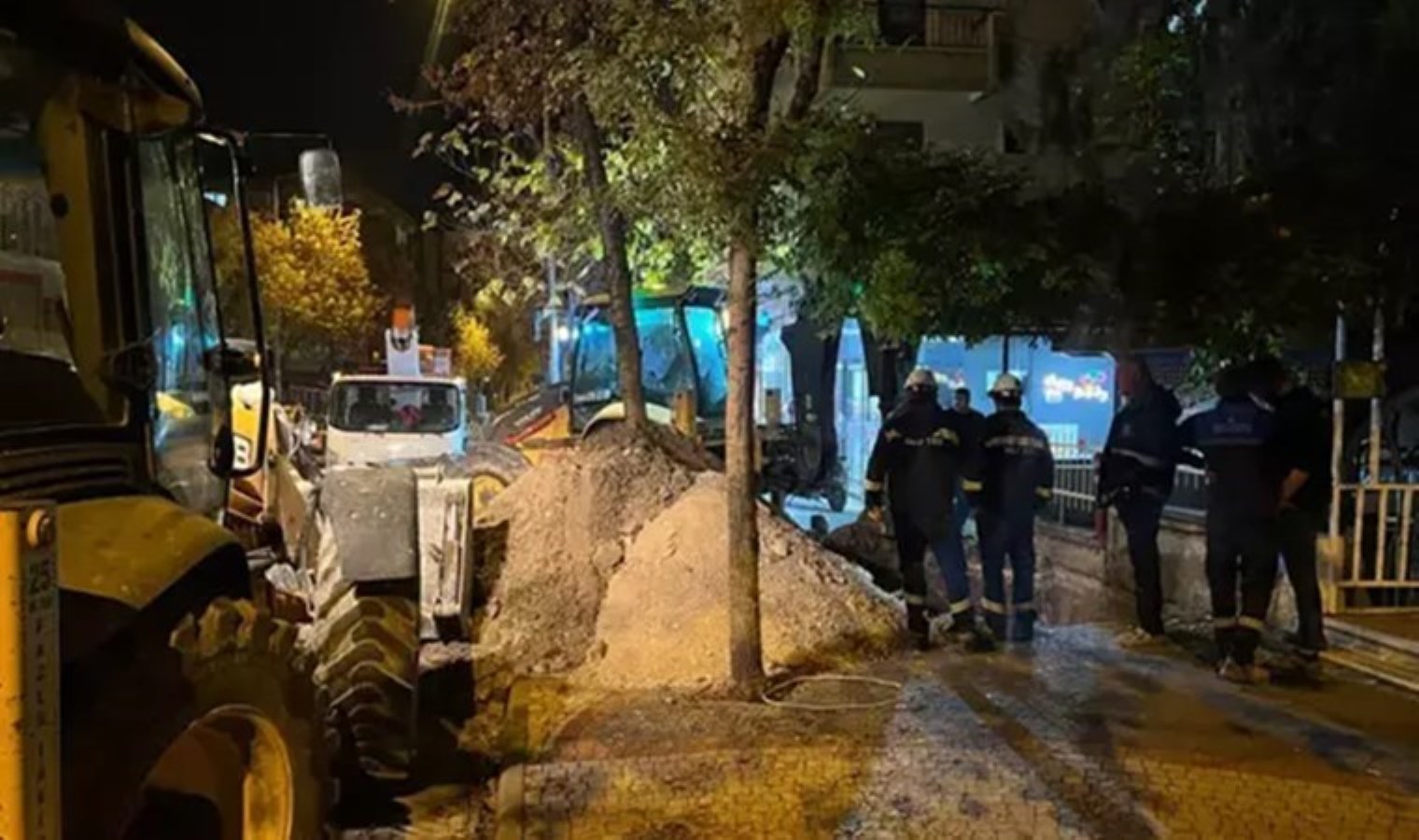 Belediye personeli gibi giyinip kent merkezinde kaçak kazı yapmışlardı… 5 şüpheliye de tahliye!