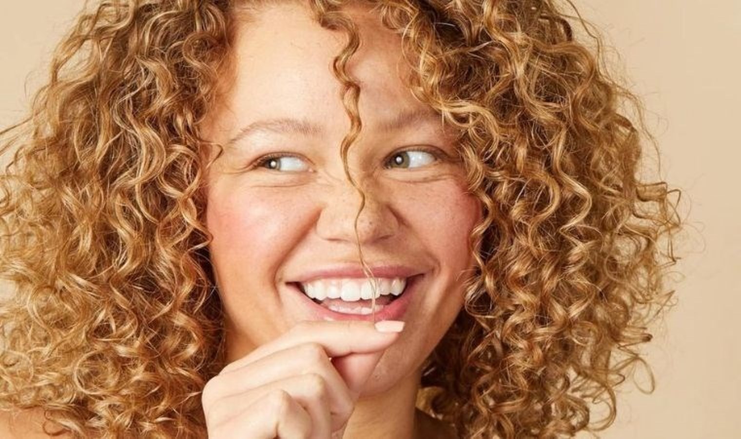 Belirgin ve ihtişamlı bukleler için saç bakımınızda bu yanlışlardan kaçının: Kıvırcık saçlıların asla yapmaması gereken 8 saç bakım hatası