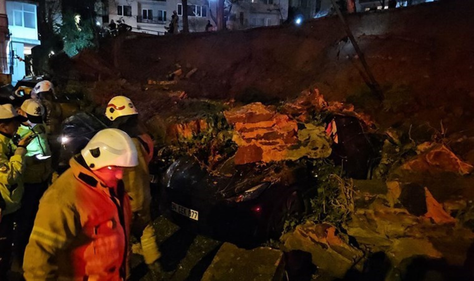 Beşiktaş’ta ‘yağmur’ etkisi! İstinat duvarı 8 aracın üstüne çöktü