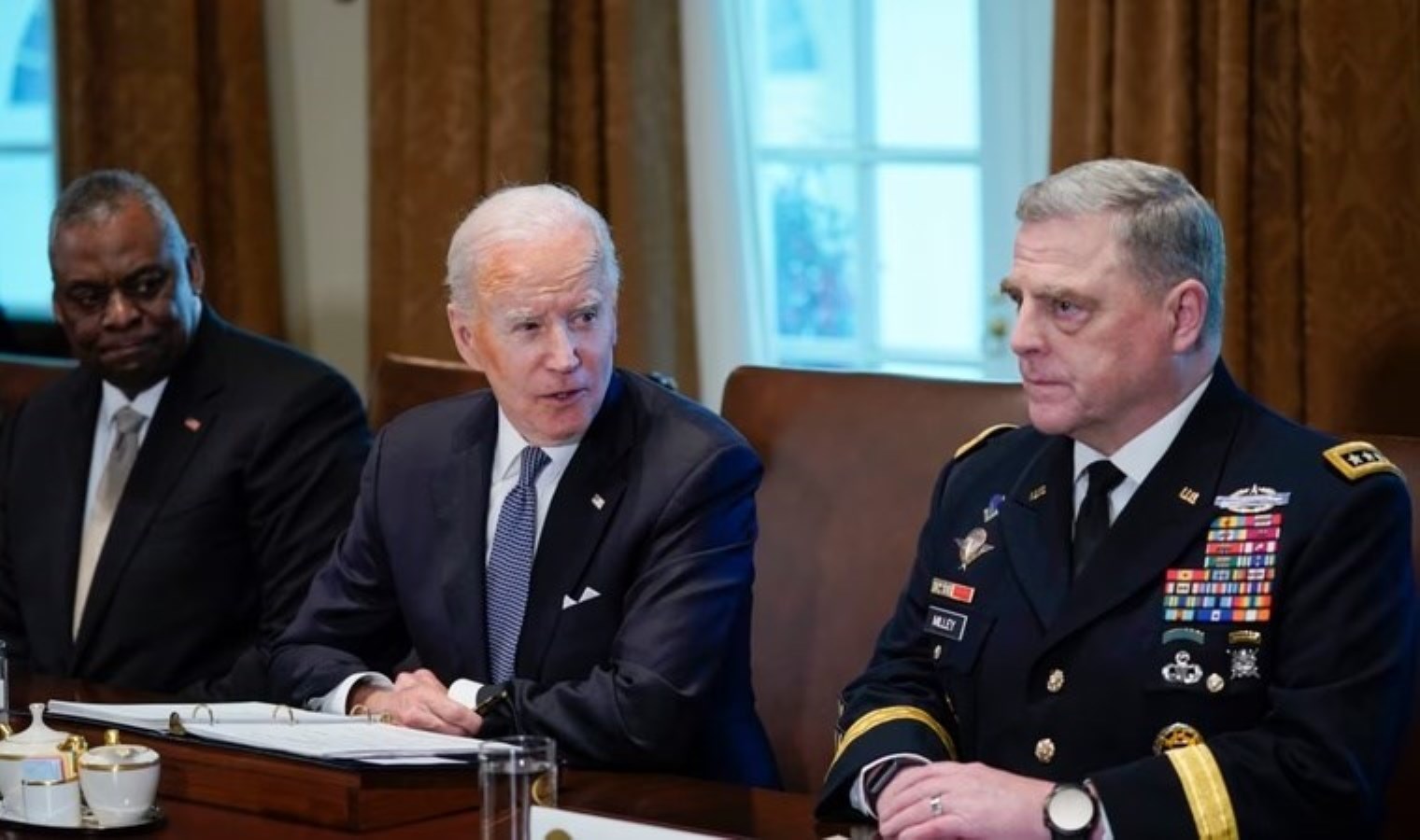 Biden, görevini Trump’a bırakmasına saatler kala af çıkardı