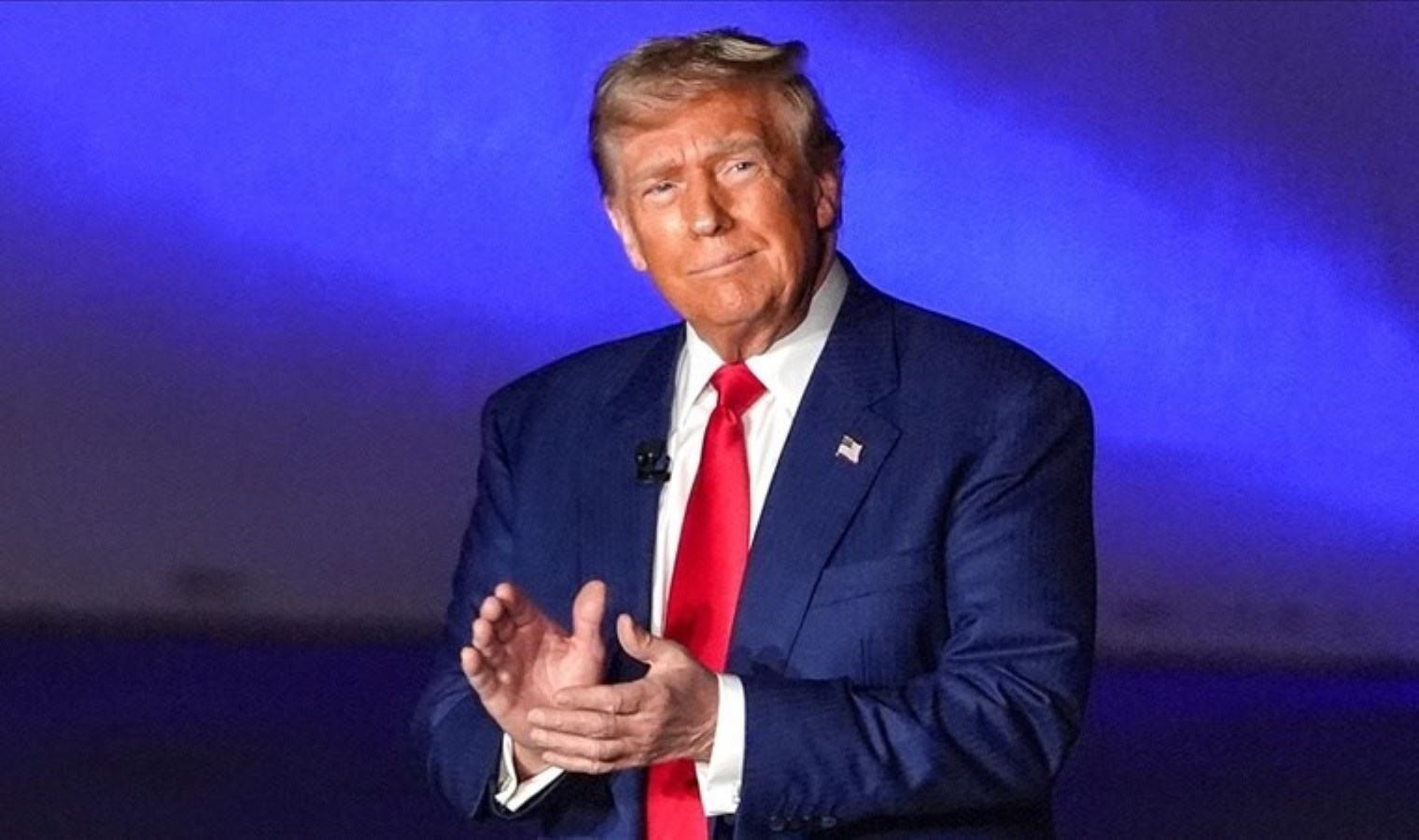 Biden’ın politikalarını geçersiz kıldı: Çok sayıda kararname imzaladı