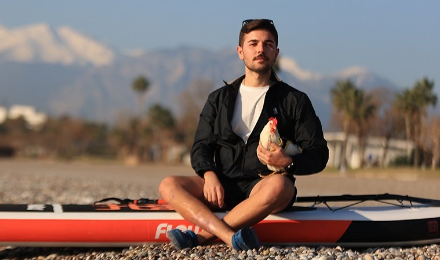 Bir an olsun yanından ayırmıyor… Denize düşen tavuğu sahiplendi!