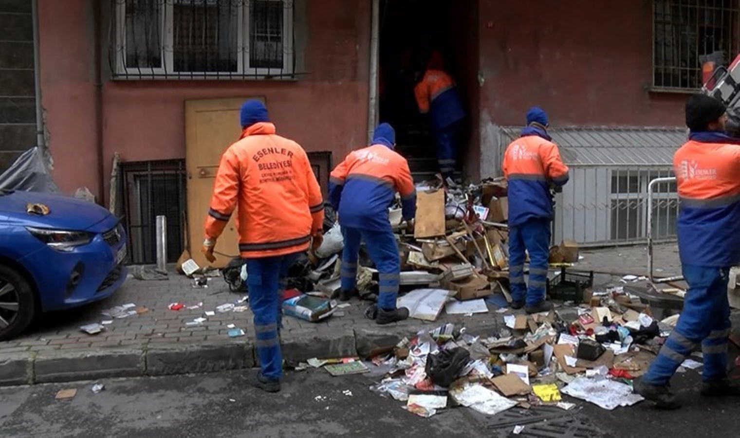 Bir ‘çöp ev’ vakası daha… İstanbul Esenler’de 10 yıldır çöp toplayan adamın evinden 5 ton çöp çıkartıldı!