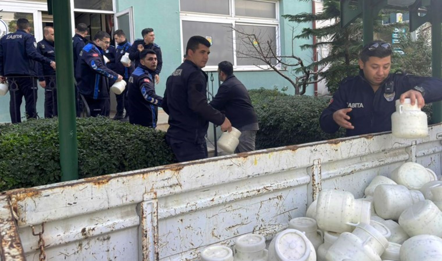 Bir ilde daha sağlık skandalı! Hepsini yurttaşlara yedireceklerdi: Tam 1.5 ton ele geçirildi…