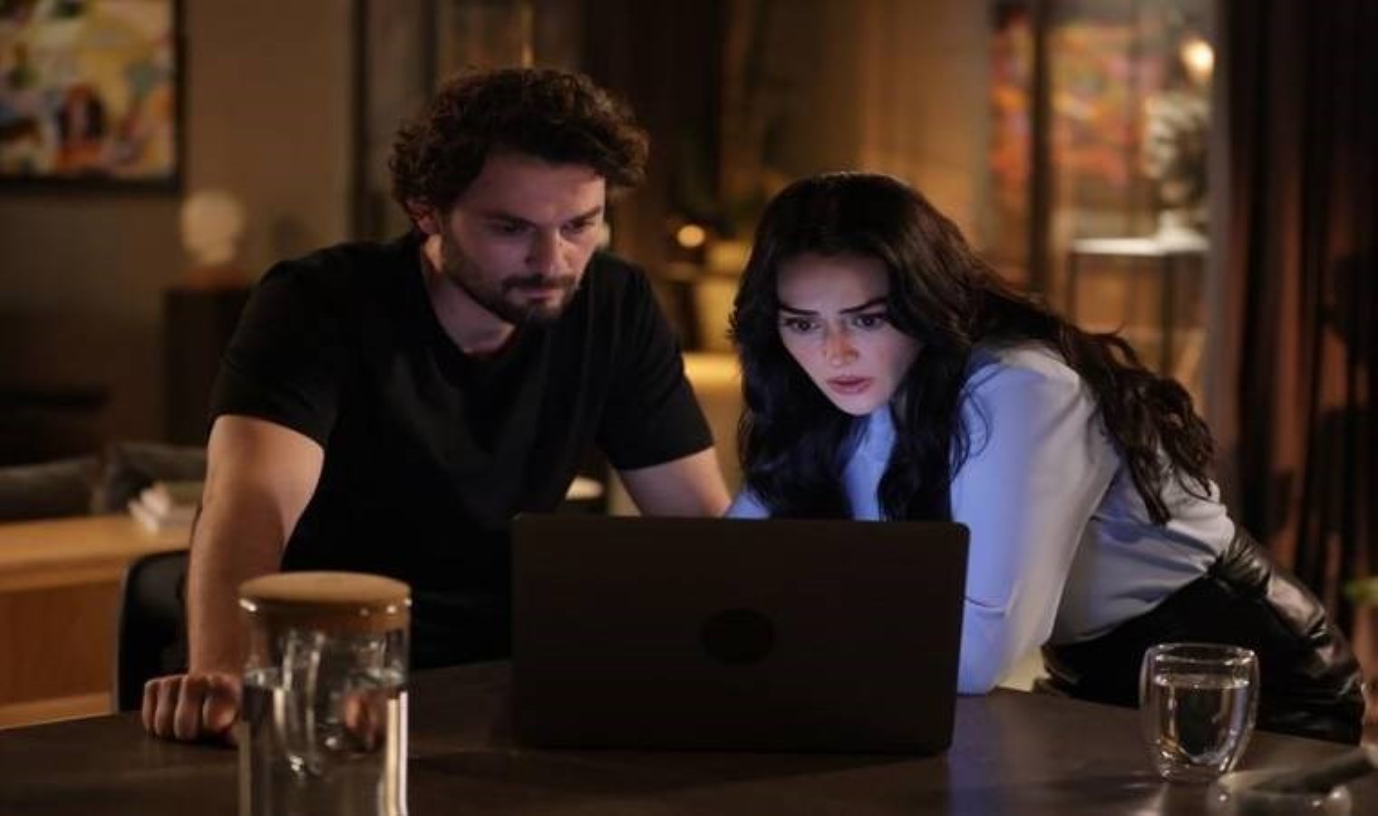 Birkan Sokullu ve Esra Bilgiç’i buluşturan ‘Zamanın Kapıları’dan ikinci sezon geliyor