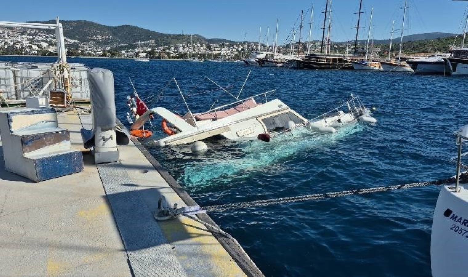 Bodrum’da fırtına 15 metrelik tekneyi batırdı!