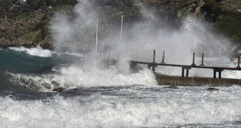 Bodrum’da fırtına esareti… Dalga boyu 3 metreyi aştı, feribot seferleri iptal oldu!