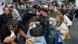 Bodrum’da hamsi festivalinde 3 ton hamsi dağıtıldı, metrelerce kuyruk oluştu