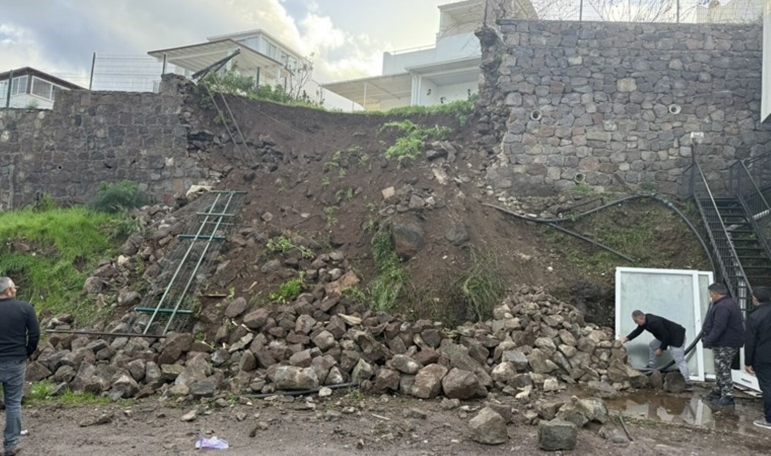 Bodrum’da sağanak sonrası istinat duvarı çöktü