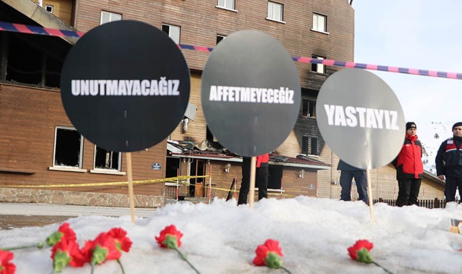 Bolu’da facianın yaşandığı otelin önünde eylem: Karanfil bırakıldı