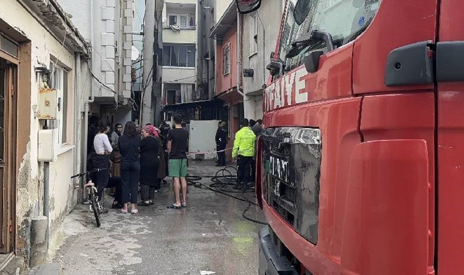 Bursa’da 4 katlı binada yangın paniği: Tahliye edildi!