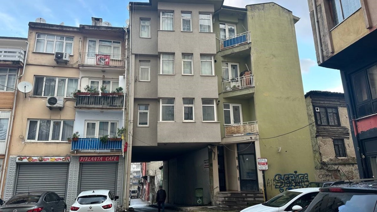 Bursa’da kolonları olmayan binaya bakan bir daha bakıyor