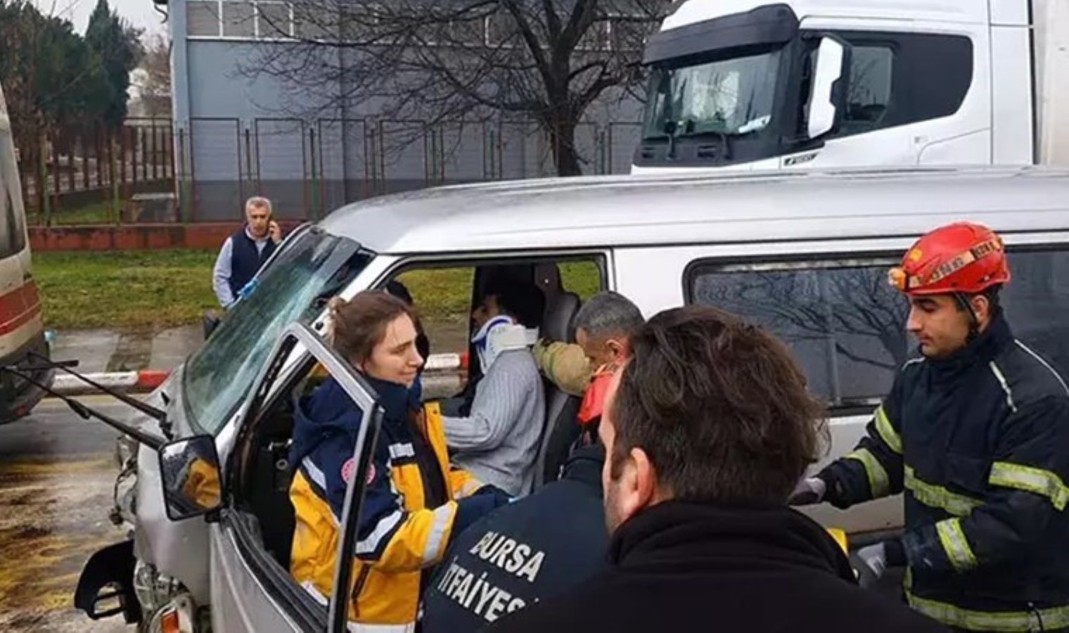 Bursa’da minibüs park halindeki TIR’a çarptı: 3 kişi araçta sıkıştı!