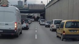 Bursa’da örnek davranış! Sürücüler ambulansa yol vermek için fermuar sistemini uyguladı