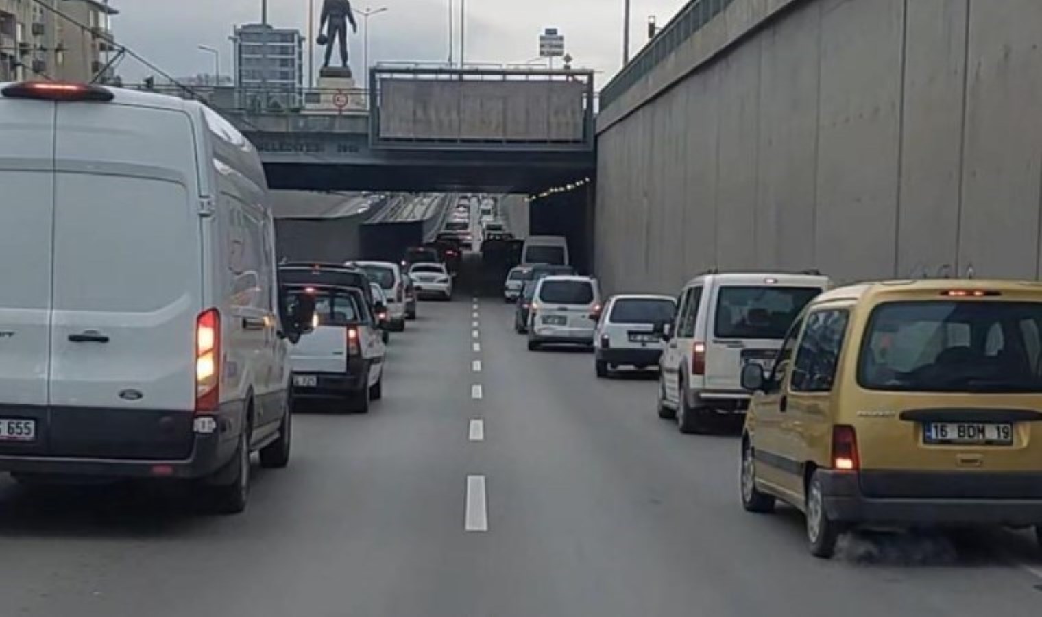 Bursa’da örnek davranış! Sürücüler ambulansa yol vermek için fermuar sistemini uyguladı