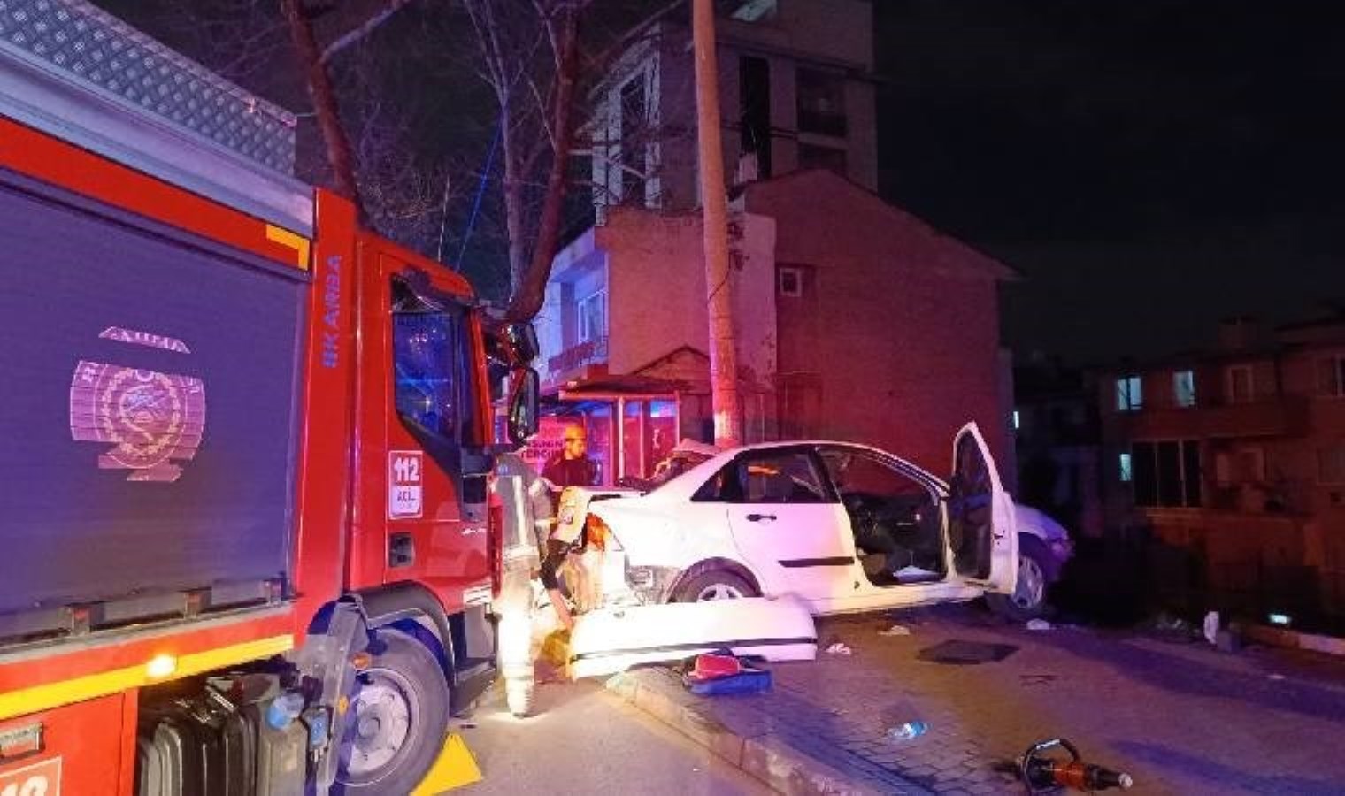 Bursa’da otomobil korkuluklarda asılı kaldı: Ölü ve yaralılar var!