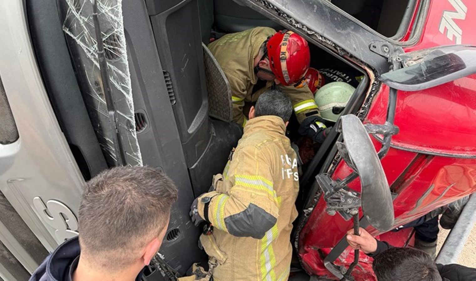 Bursa’da panik anları! Ahşap yüklü TIR devrildi: Şoför ağır yaralandı!