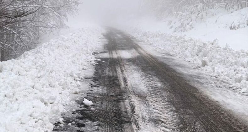 Çanakkale’de kar yağışı trafiği durma noktasına getirdi