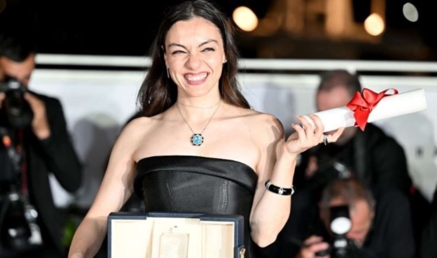 Cannes’da ‘En İyi Kadın Oyuncu’ seçilmişti… Merve Dizdar şövalye ilan edildi!