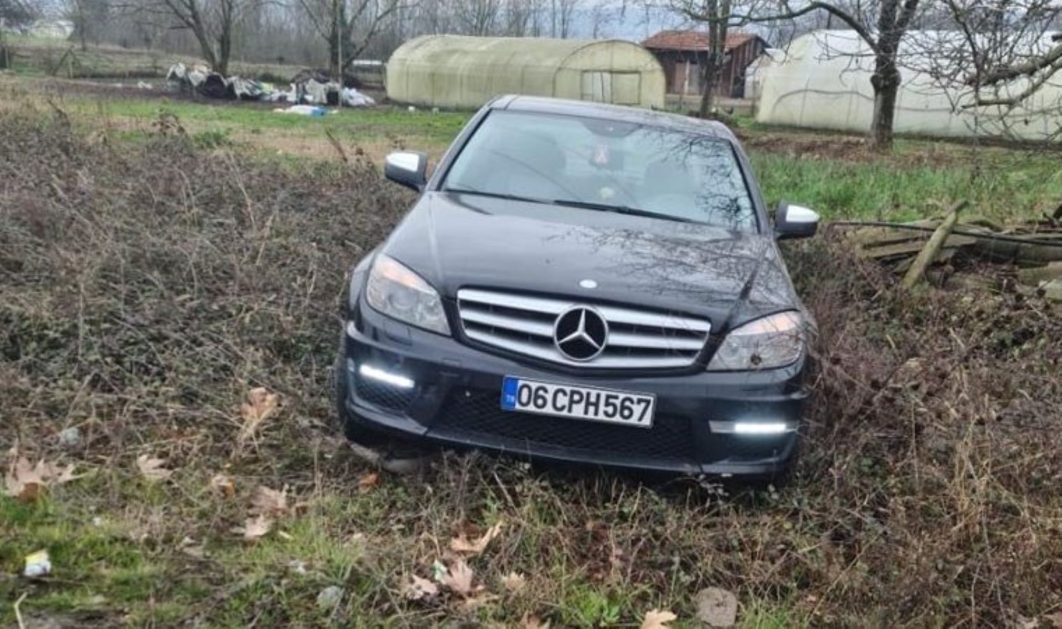 CHP eski il yönetim kurulu üyesinin aracı şarampole savruldu