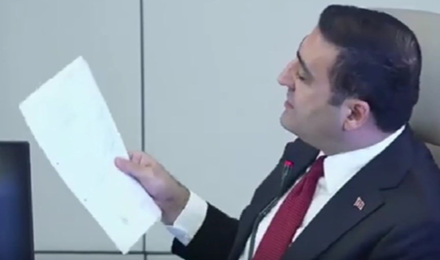 CHP’li Güney faturayı gösterdi, AKP’lilere sordu: ‘Madem Noel kötü, neden kurabiyesine 760 bin lira veriyorsun?’