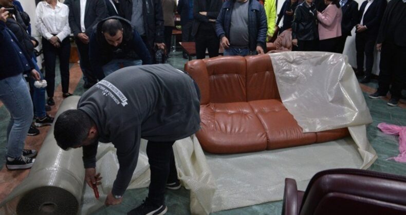 CHP’li Seyhan Belediyesi’ne icra: Başkanın makam odasına haciz!