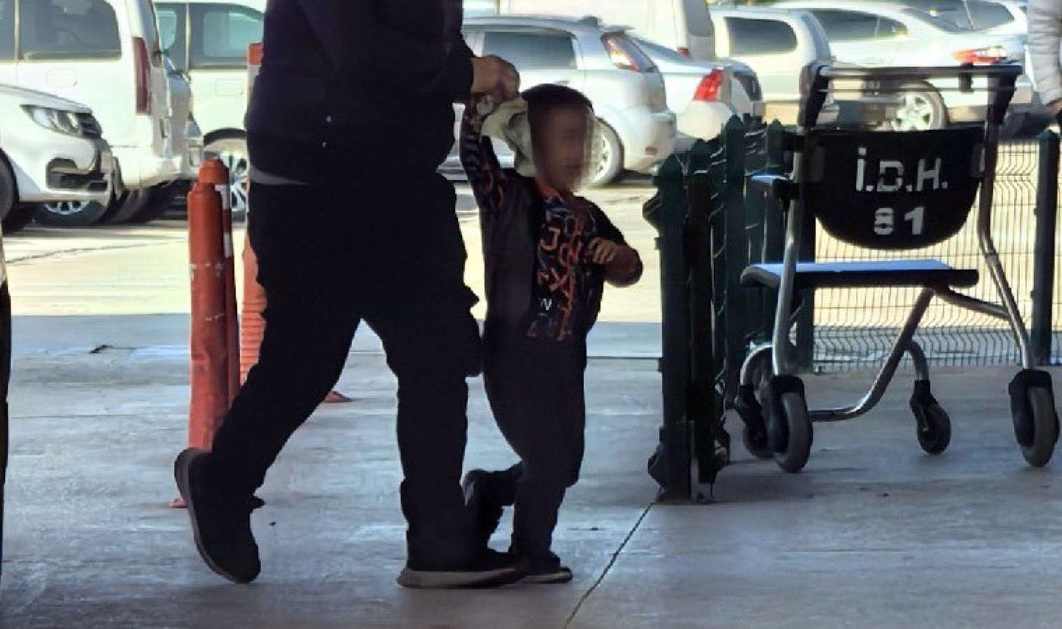 Çocuk parkının demir kapısına elini sıkıştıran 3 yaşındaki Ferhat’ın parmağı koptu