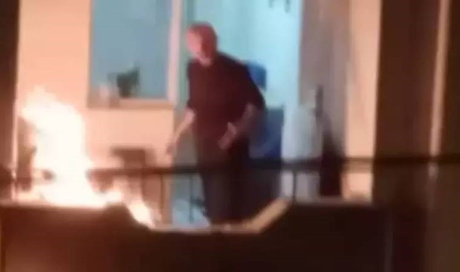 Çocukları evdeyken balkonu ateşe verdi