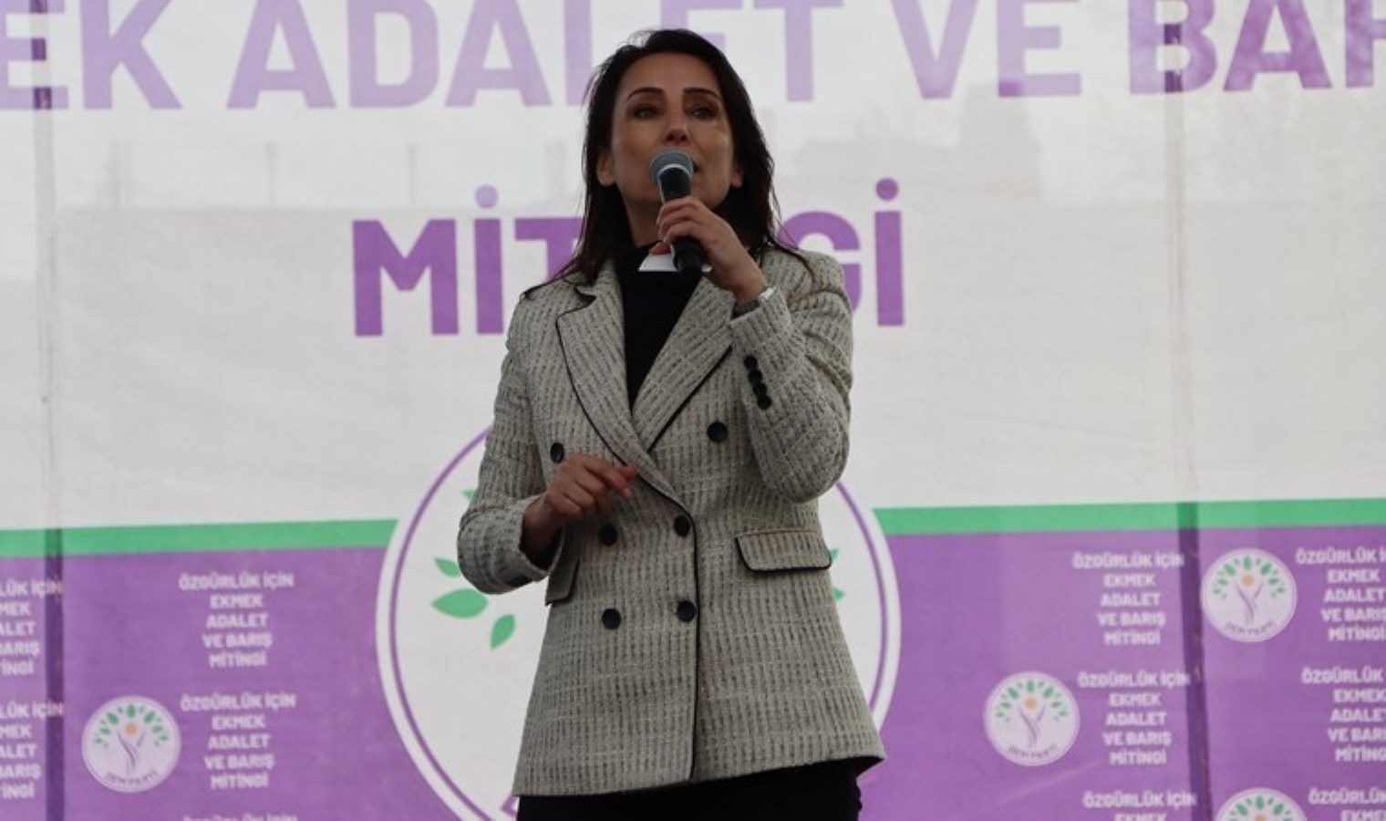 DEM Parti’den Esenyurt’ta miting: Hatimoğulları Öcalan’ın mesajını okudu