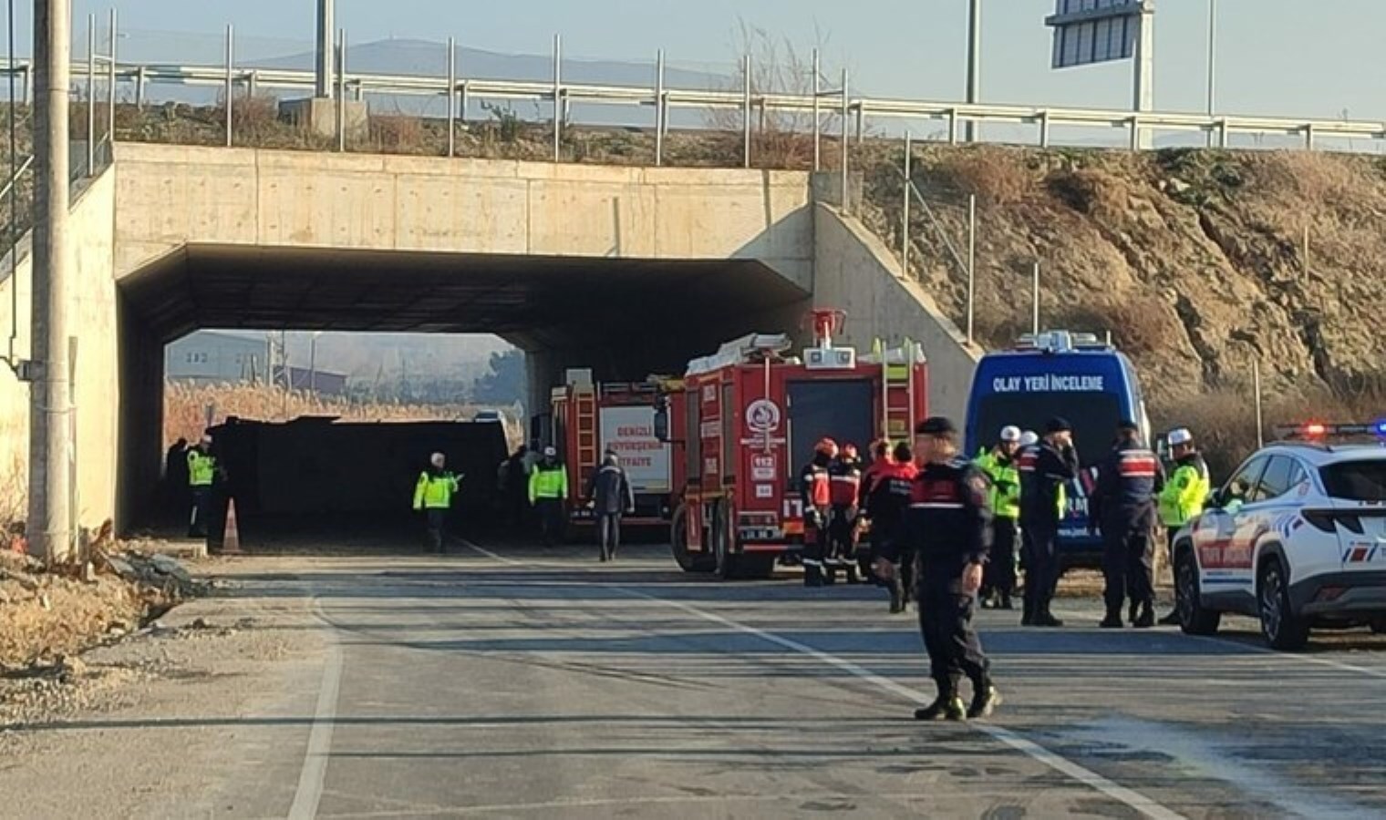 Denizli’de işçileri taşıyan midibüs devrildi… Yaralılar var!