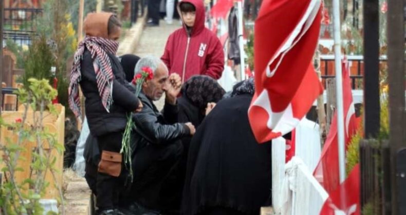 Depremde kaybettikleri yakınlarının mezarlarını ziyaret ettiler