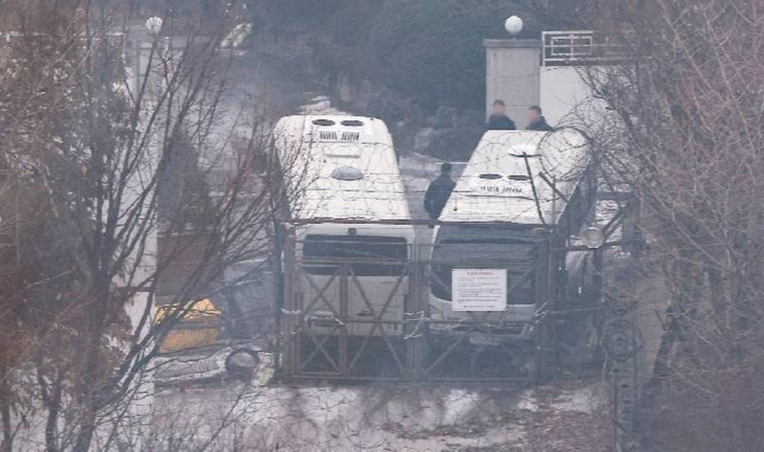 Devlet başkanının sorgulandığı ofisin önünde kendini yaktı
