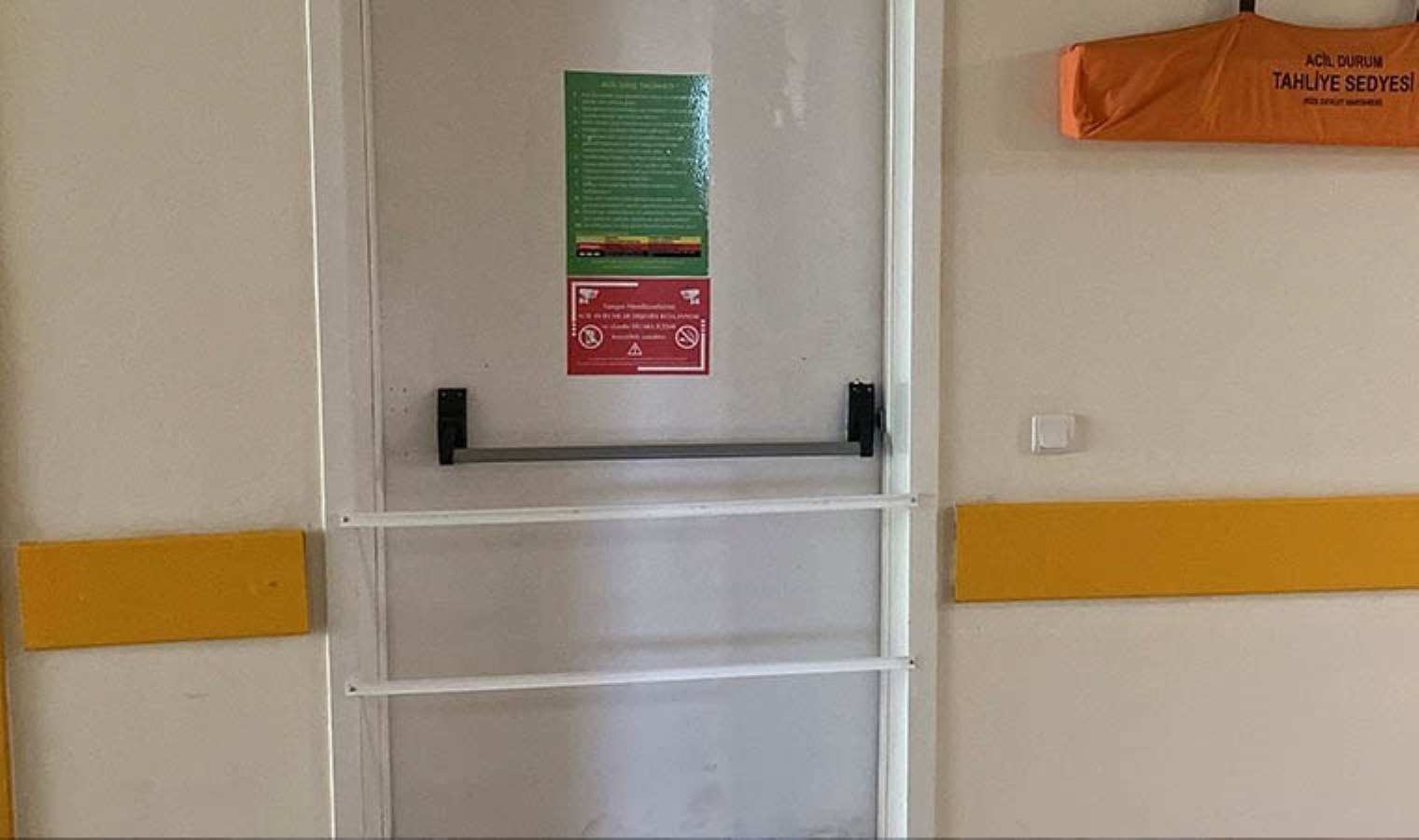 Devlet Hastanesi’nde ‘sigara içildiği’ gerekçesiyle yangın merdivenlerinin girişi kapatılmış: Bakanlık açıklama yaptı