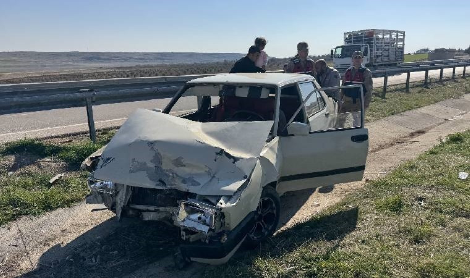 Direksiyon hakimiyetini kaybetti, bariyerlere çarptı: 2 yaralı!