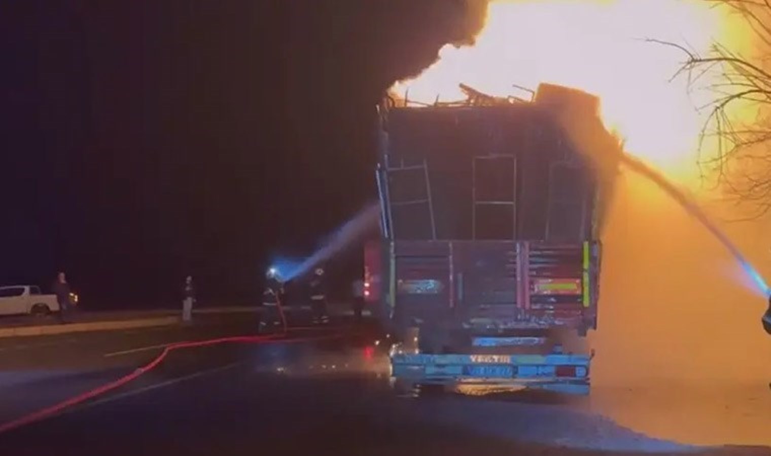 Diyarbakır’da panik anları: Seyir halindeki TIR’ın dorsesi alev alev yandı!