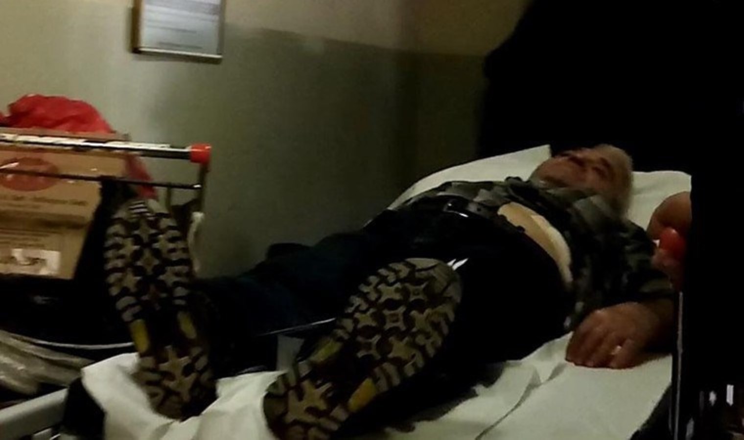 Doktora götürmek isteyen babasını bıçaklayıp, kaçtı