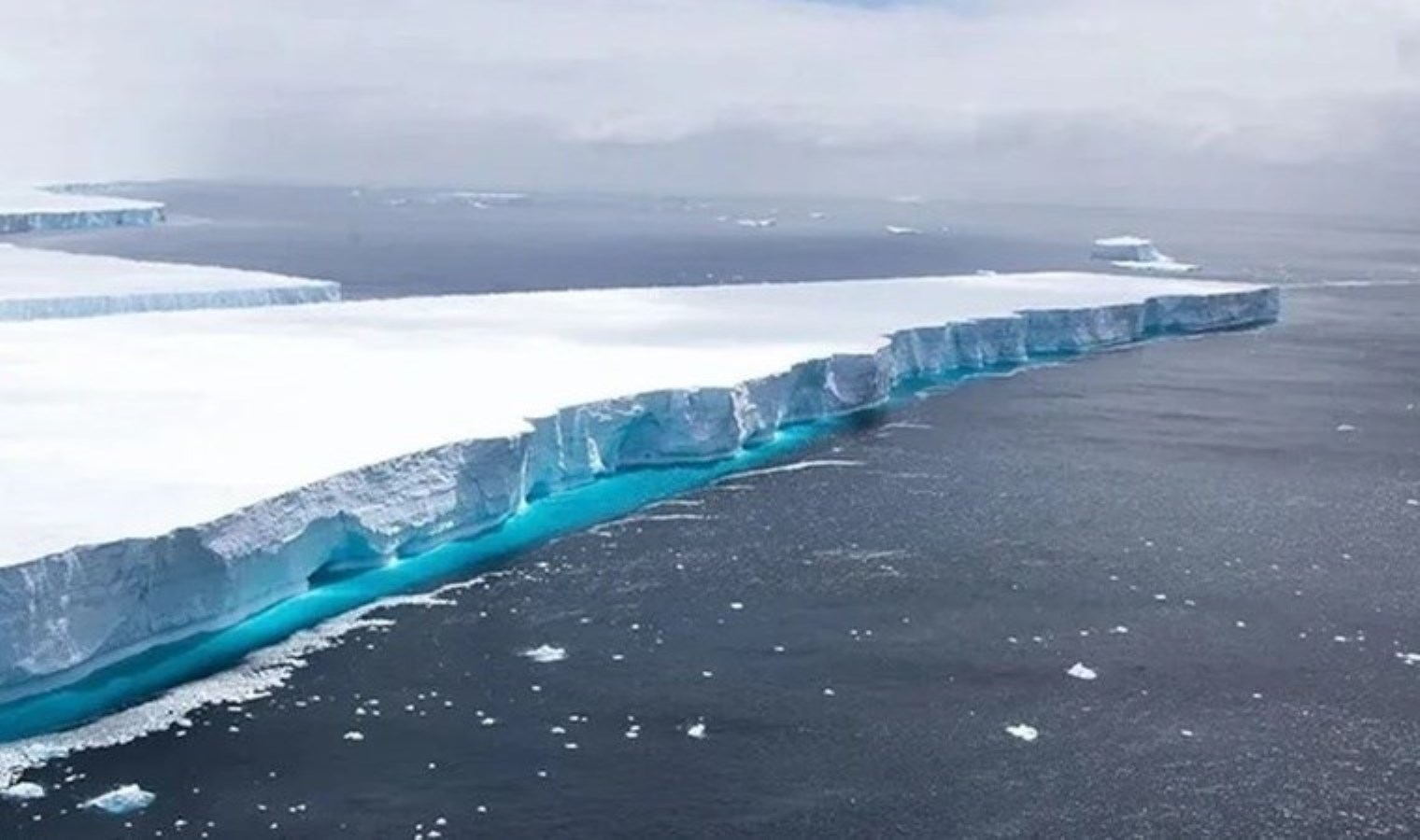 Dünyanın en büyük buz dağı ilerliyor: Bir adaya çarpabilir