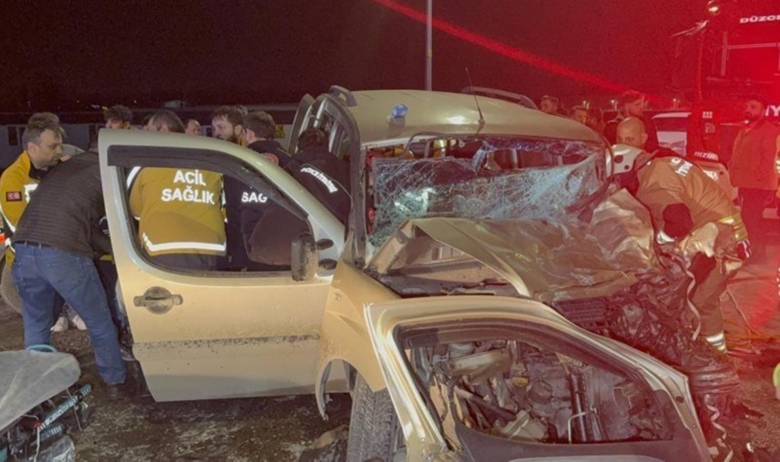 Düzce’de feci kaza… Çekici ile kafa kafaya çarpıştı: 2’si ağır 7 yaralı!